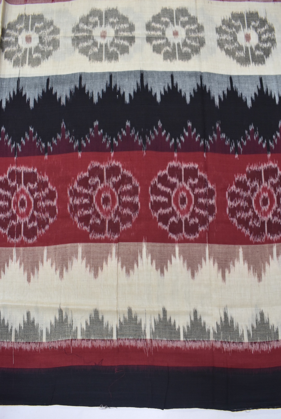 Maroon-Cream Colour Sambalpuri Handloom Bandha Saree - Image 4