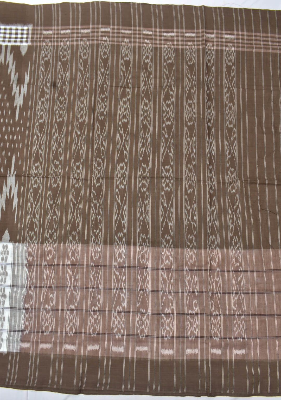 Coofe-white Combination Sambalpuri Handloom Mania bandha Cotton Saree - Image 2