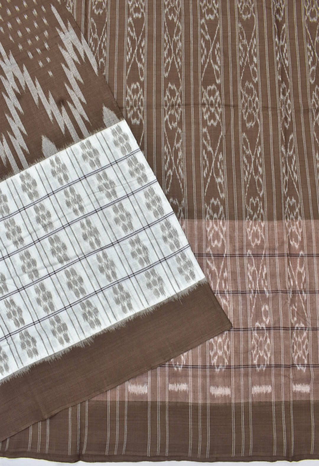 Coofe-white Combination Sambalpuri Handloom Mania bandha Cotton Saree - Image 3
