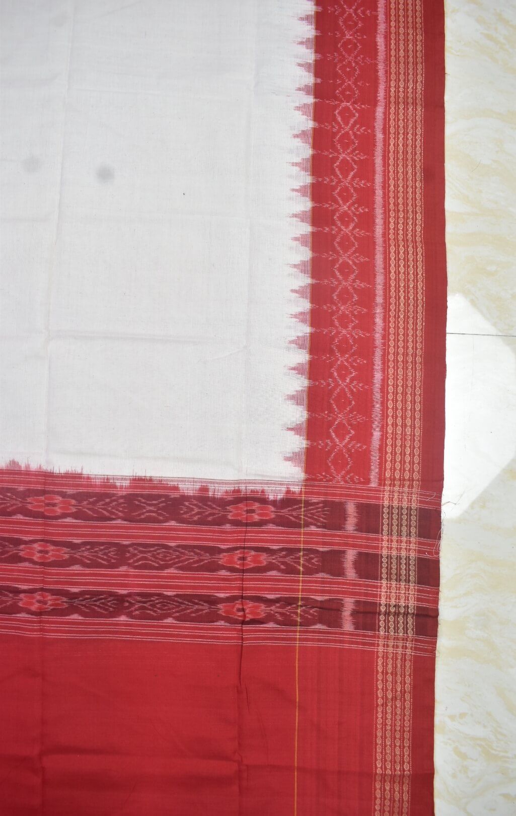 White-Red Combination Sambalpuri Handloom Cotton Dupatta - Image 3