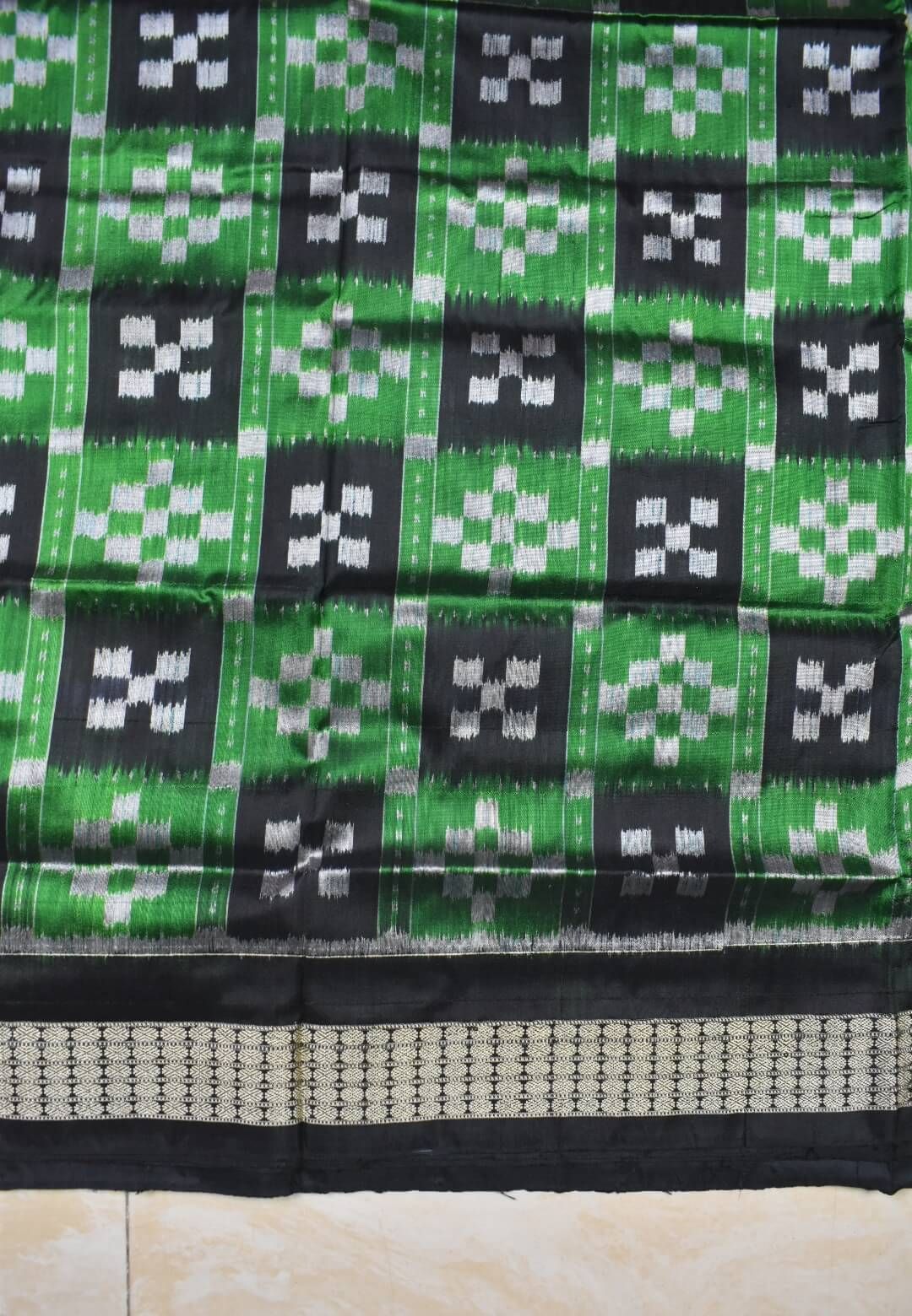 Green-Black Colour Pasapali Design Sambalpuri Handloom Bandha Silk Saree - Image 4